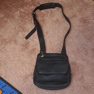 Travel Smith Black Leather Small Shoulder Purse. Back Pocket, 3 Front Pockets.